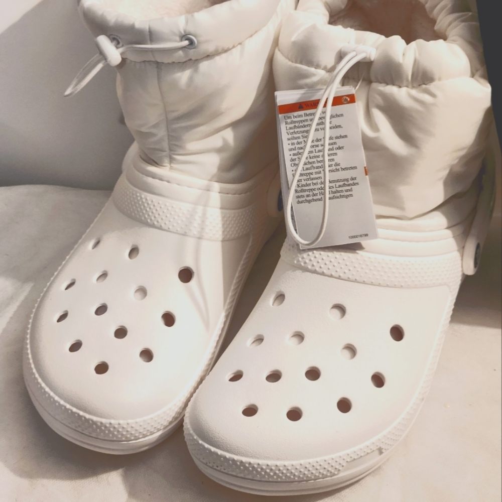 Women's size 12 Croc off white - with lining.